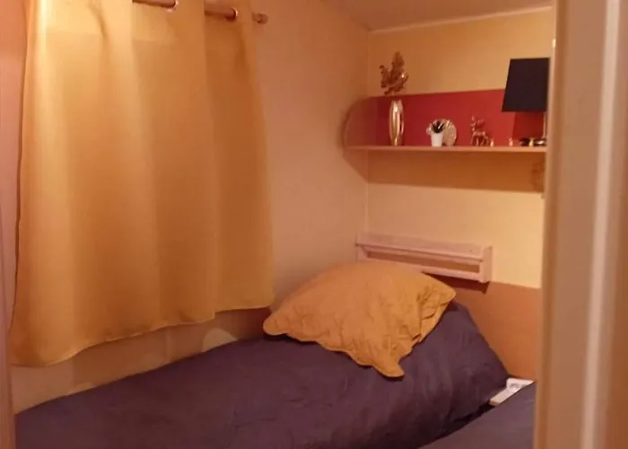 Roupillon A Janet Сasa de vacaciones *